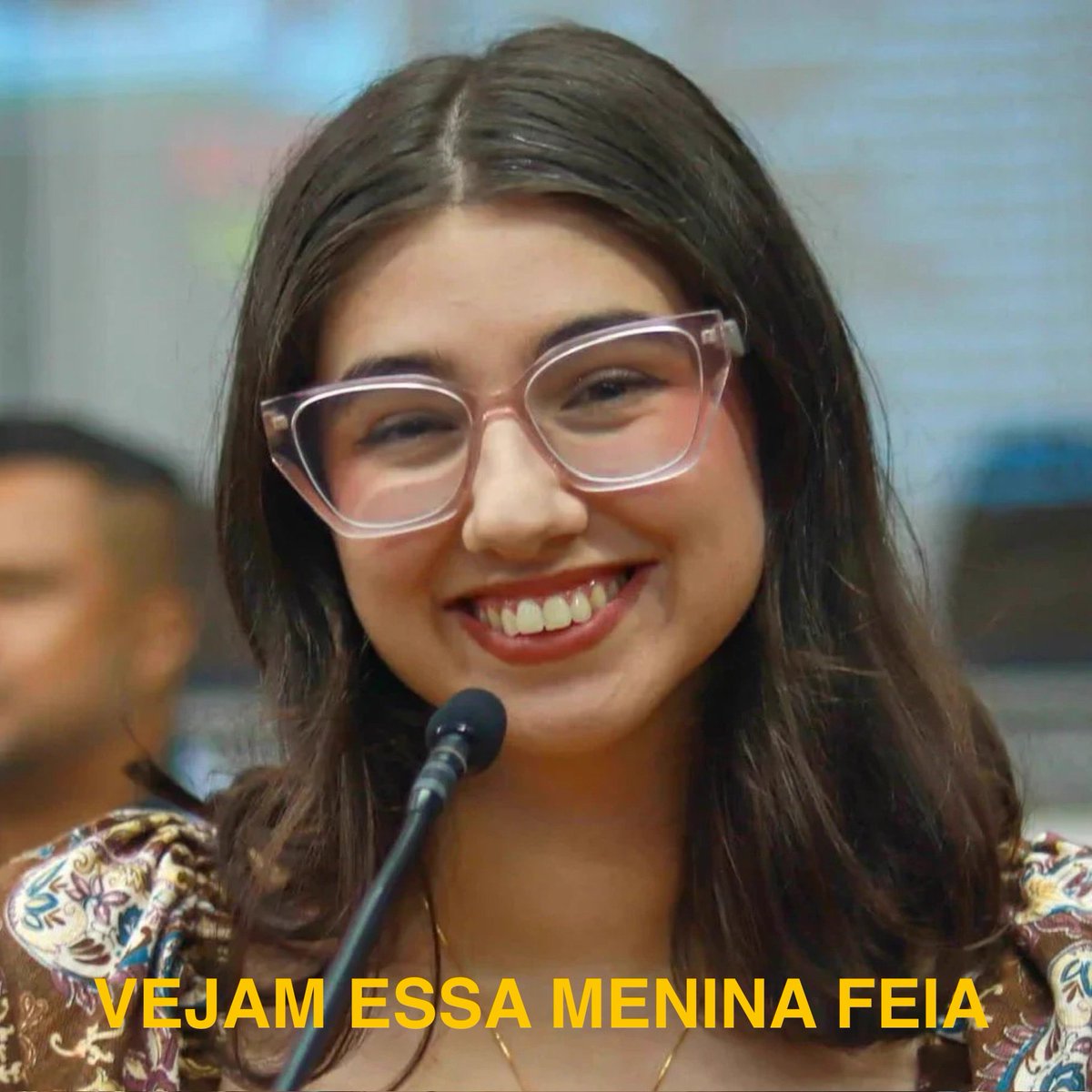bubru30's tweet photo. Morro que ficam falando pra parar de usar foto ruim da deputada feia sendo que a foto “boa” que eles postam dela é essa aqui https://t.co/7OlRJQtuSq