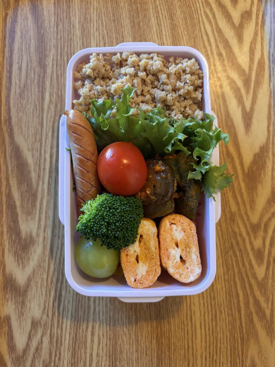 eQafVSCdBQ03bTh's tweet photo. #お弁当
10/7自分のお弁当ですが、何か❓
鶏そぼろに🍇を添えて
頂き物のシャインマスカット
粒が大きすぎて一個しか入らない😅
２号は始発🚃で学校へ
運動会なんだって
綱引きと玉入れに参加
頑張れ〜🏁 https://t.co/tvcMKYAVTY