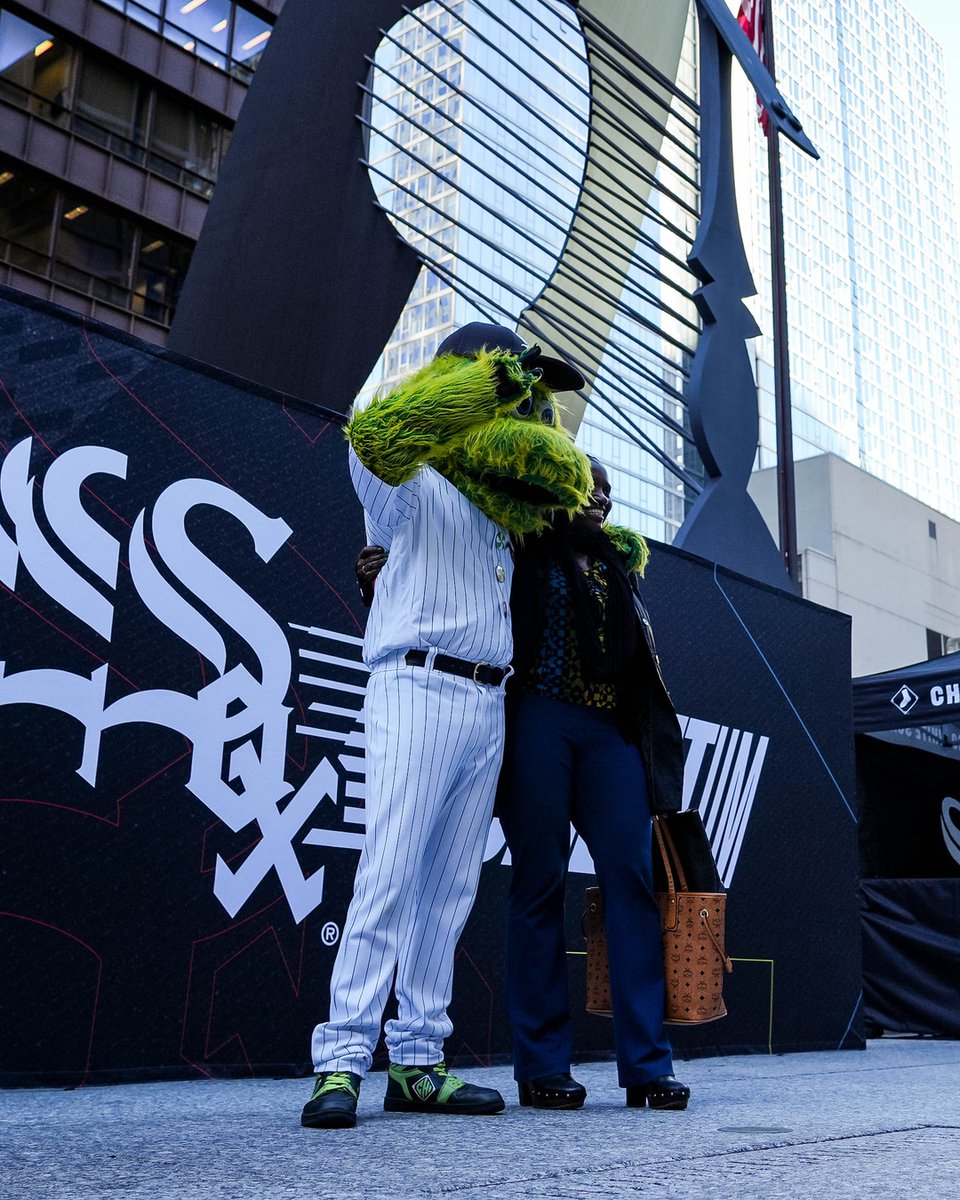 whitesox's tweet photo. Hung out with @Southpaw and some friends earlier today 🤝 https://t.co/RtHr72msvr