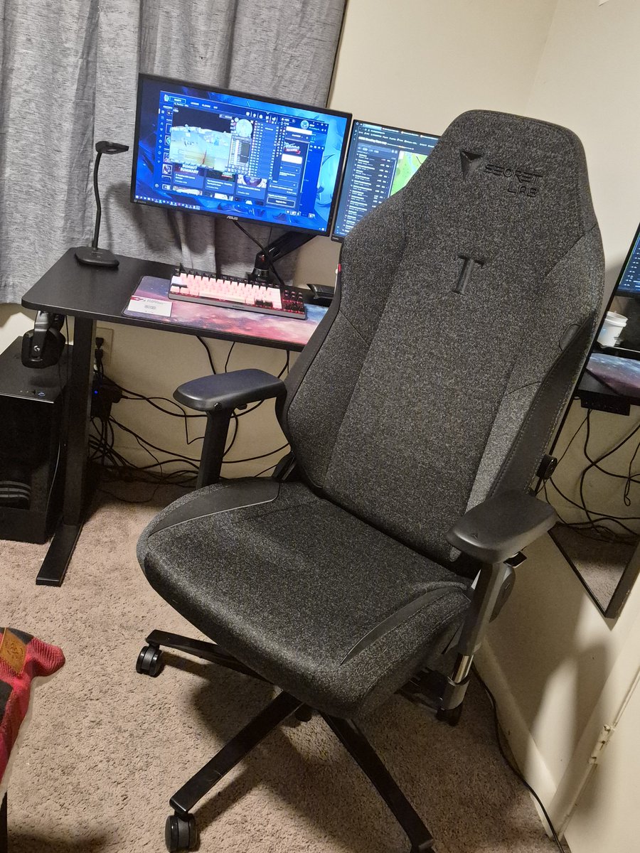 dmor864's tweet photo. Loving my new Secretlab Chair! 10/10 https://t.co/hlEuKkwytK