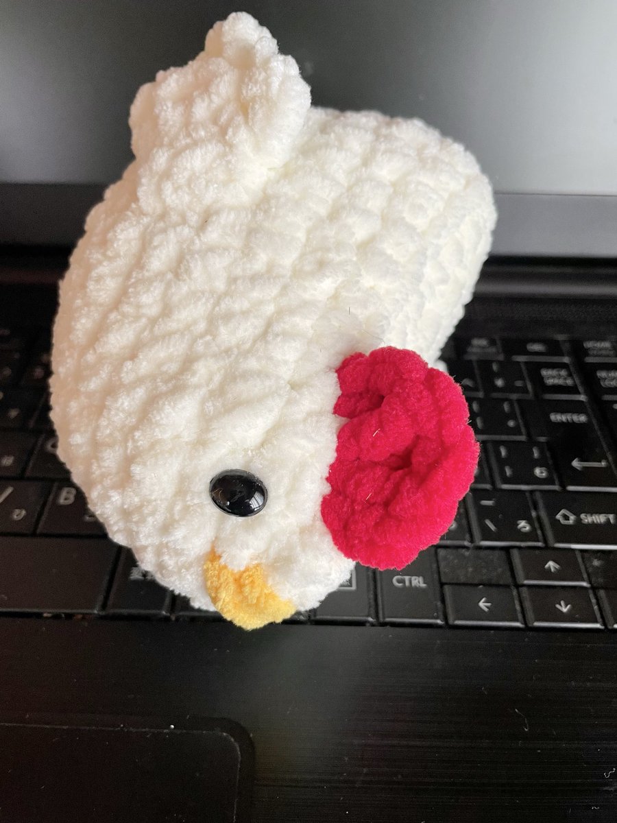 Perlerbz60's tweet photo. パソコン作業すると邪魔するニワトリさん！
だんだん占領面積広げます。
ニワトリ好きの人は来るのかわからないけど、「とりっぷ」にも連れて行く予定

2週連続の鳥イベントなので作成頑張ります
🎪
とりっぷ＆ぴーずin浅草
10月10日（土）
11時〜17時
東京都立産業貿易センター台東館7階 https://t.co/NNZ7nuUOVX