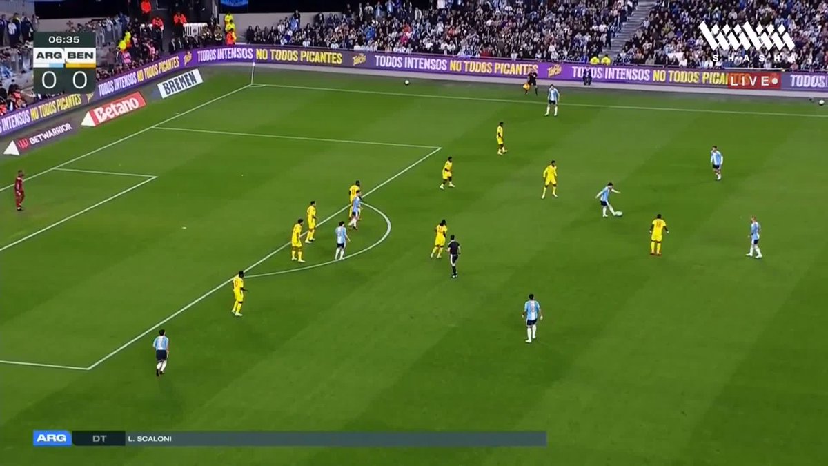 A live broadcast shows the 06:35 mark of a scoreless Argentina (ARG) vs. Benin (BEN) match, with Argentina in light blue and white stripes advancing into attacking territory against a yellow-clad Benin defense, while on-screen text identifies Argentina's coach L. Scaloni. The image captures one of Messi's early attacking opportunities in what is being followed as a retirement match on the Shasha streaming platform.