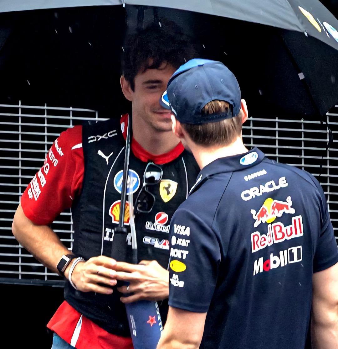 leccverst's tweet photo. CHARLES NO PARABA DE SONREÍRLE A MAX 😭😭

[cr:xinnnny] https://t.co/RKbeW3c8gR