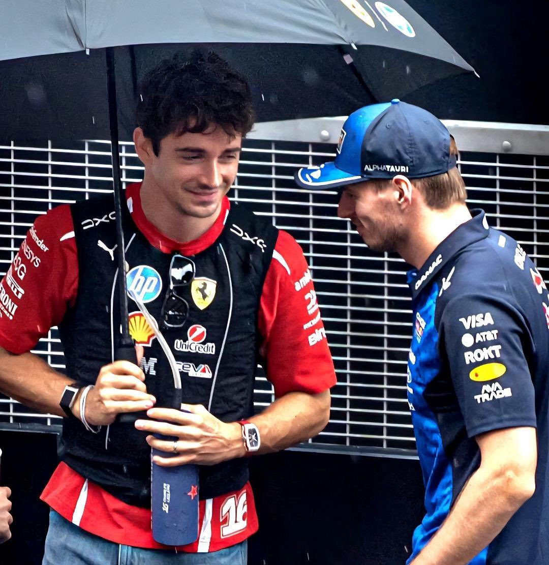 leccverst's tweet photo. CHARLES NO PARABA DE SONREÍRLE A MAX 😭😭

[cr:xinnnny] https://t.co/RKbeW3c8gR