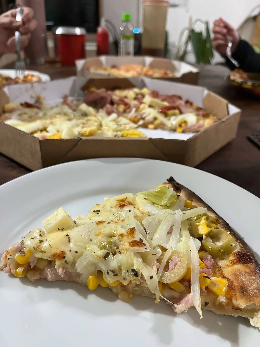 ep3186's tweet photo. 具だくさんなポルトゲーザはもちろんカラブレーザにパウミット（ヤシの芯）が乗ったピザも食感まで最高で大満足…
女だけの集まりで気兼ねなく楽しめて最高の時間でした🍕
#PizzaPortuguesa #Calabresa #Palmito https://t.co/WVgY0qK3le