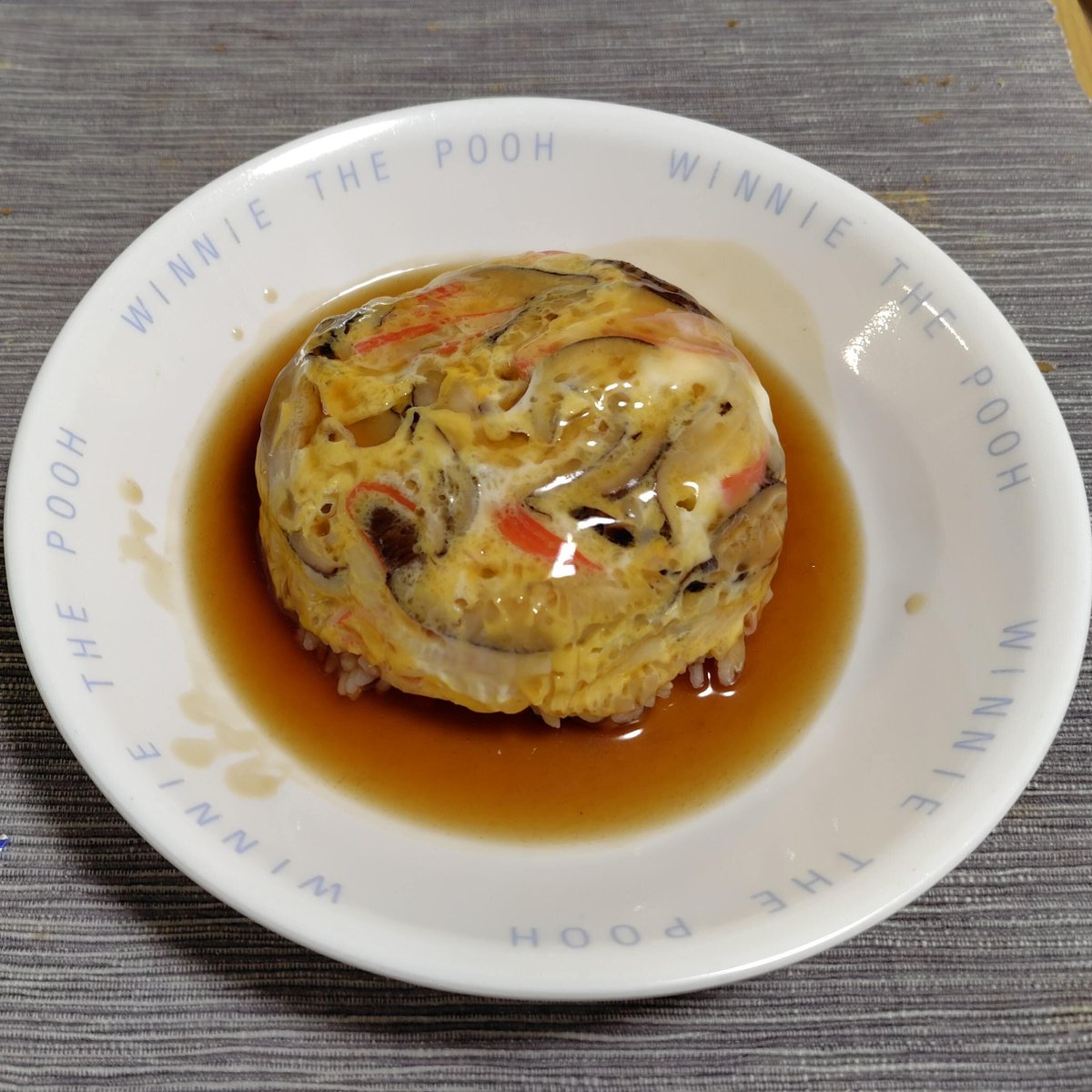 kiltmanhisa's tweet photo. 珍しく朝から #親父料理 を投稿や。

今日の朝ごはんは、天津飯！

「朝から天津飯？」って思うやろ？
でもな、これ、レンジでチャチャッとできんねん。

干しシイタケは、昨日の夜から水に浸しといたから、
今朝は、卵とカニカマ、調味料を混ぜて、
ご飯に乗せて、レンジでチンするだけ！

15分くら… https://t.co/DeAJnc5Bzd