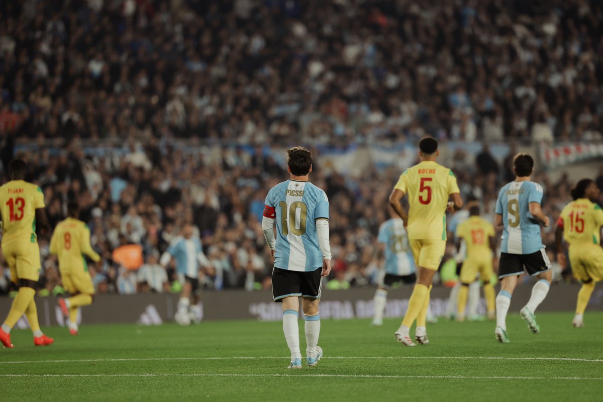 Argentina's tweet photo. #AD10S 🐐

⚽️ #Argentina 🇦🇷 0 🆚 Benín 🇧🇯 0

⏱️ 10' PT

📍 Estadio Monumental https://t.co/RjcKIRf4MC
