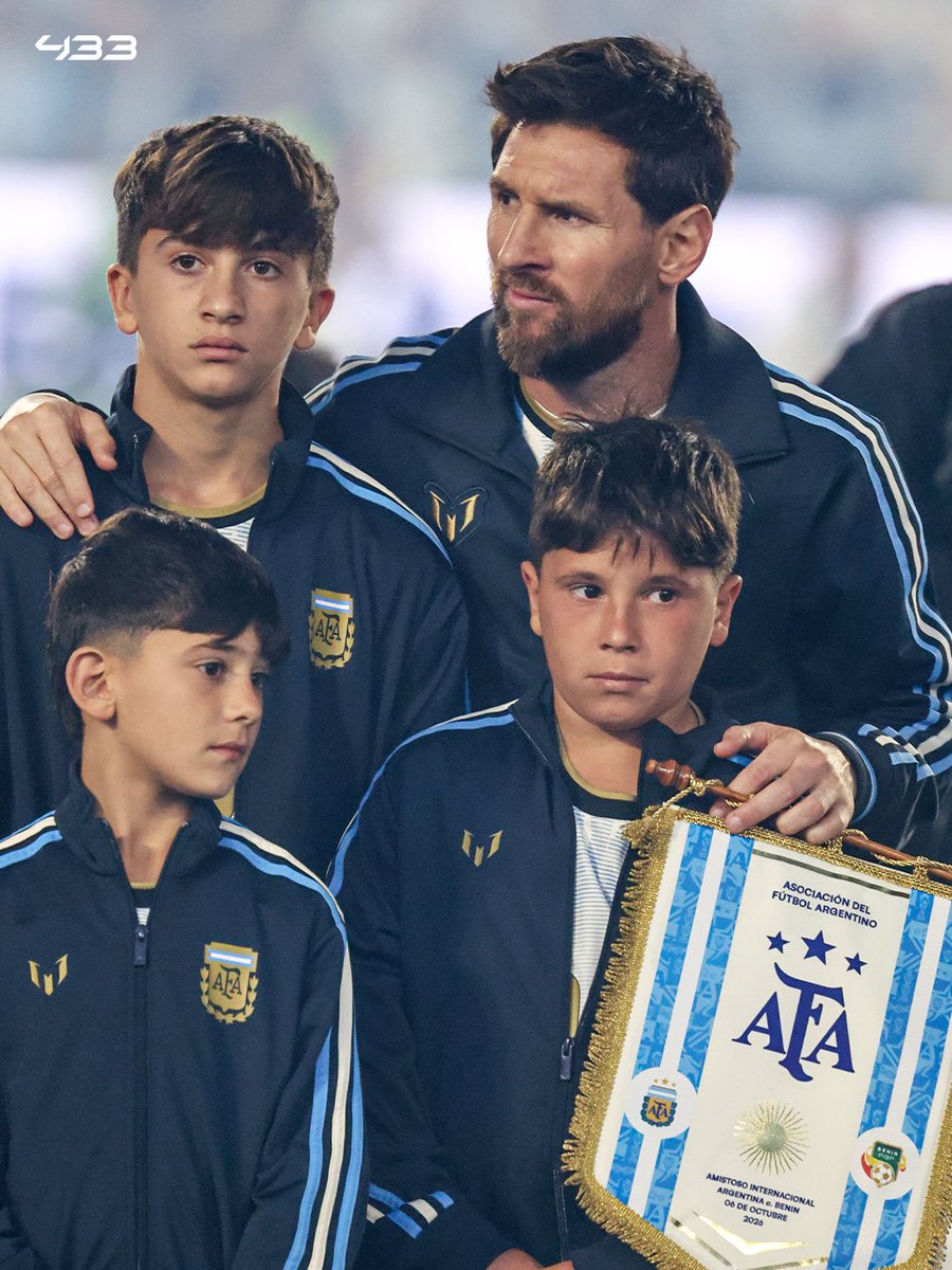 433's tweet photo. Ciro, Mateo &amp; Thiago Messi walked out with their father on this historic evening 🥹❤️ https://t.co/pejtDI873p