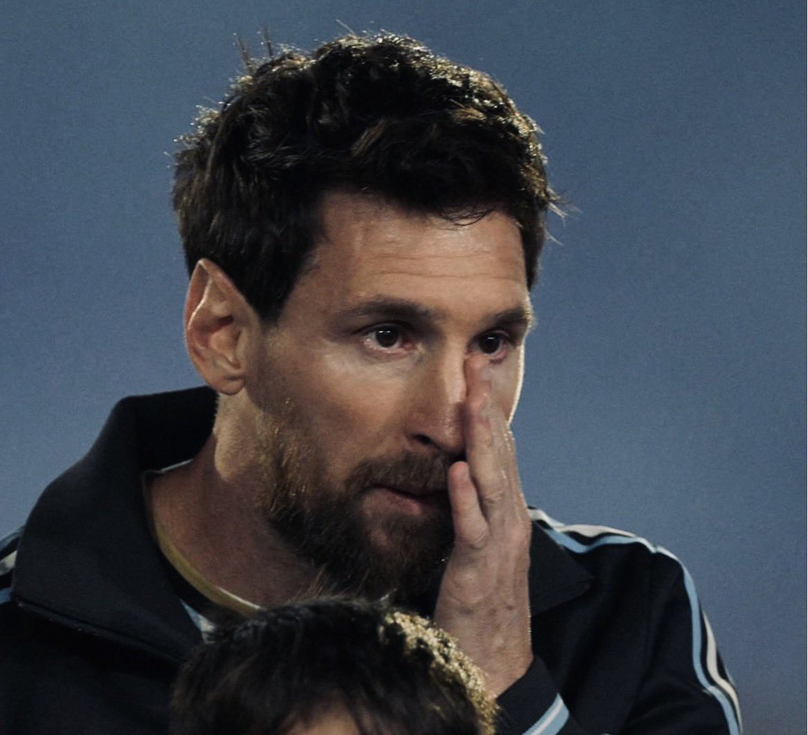 A_10messii's tweet photo. هل يُمكن للمرء أنّ يقول وداعًا وكل شيء فيهِ يريد أنّ يبقىٰ؟ https://t.co/eN3ol5yuq5