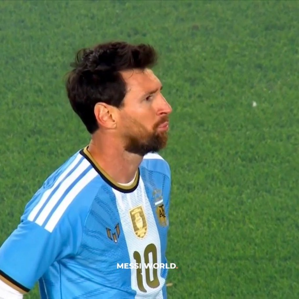 BarcaTimes's tweet photo. THE GAME IS PAUSED IN MINUTE 10 TO APPLAUD AND APPRECIATE THE GREATEST OF ALL TIME. ❤️🐐 https://t.co/zAqPWwsVg8