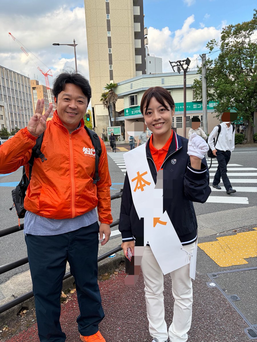 satorusakiko74's tweet photo. おはようございます☀

#よしとみ景子 今日は
福岡市城南区　中村学園大学前で
松尾ようへい市政改革委員と
朝のご挨拶😄

「期待してるよ」「頑張ってね」
暖かいお声を頂き
#今こそ福岡市民ファースト をお伝えしました。

昨日のニュースで益々、大混戦の様子の福岡市長選ですが、1日1日を大事にしっかりと活動しています👍