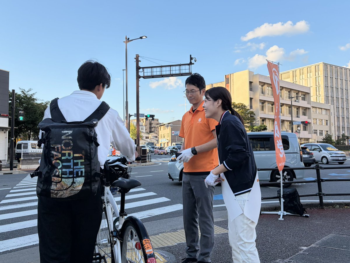satorusakiko74's tweet photo. おはようございます☀

#よしとみ景子 今日は
福岡市城南区　中村学園大学前で
松尾ようへい市政改革委員と
朝のご挨拶😄

「期待してるよ」「頑張ってね」
暖かいお声を頂き
#今こそ福岡市民ファースト をお伝えしました。

昨日のニュースで益々、大混戦の様子の福岡市長選ですが、1日1日を大事にしっかりと活動しています👍