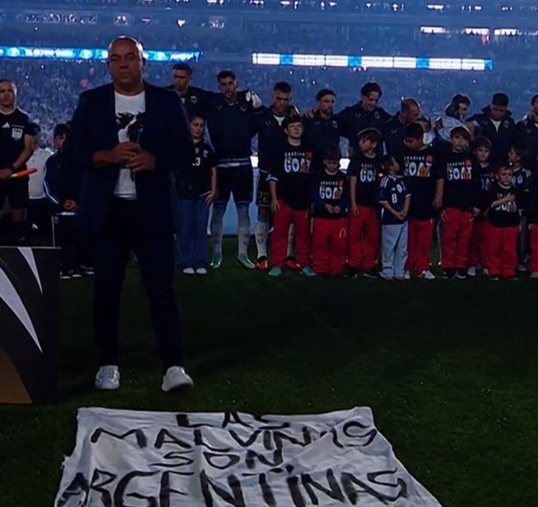 frabigol's tweet photo. Emociona la bandera que apareció mientras sonaba el himno. Marcó un antes y un después en la historia de este país. 

Las Malvinas son, fueron y serán Argentinas. https://t.co/LzZGJr2oZZ