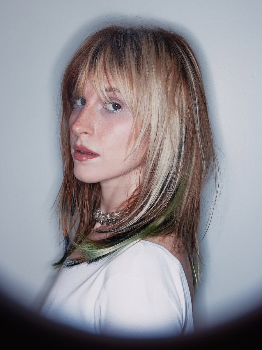paramorebrasil's tweet photo. A PERFEIÇÃO! 

Novas fotos de Hayley Williams nos bastidores do show no The Hollywood Bowl, por Zachary Gray 📷 https://t.co/jjszkphDiX