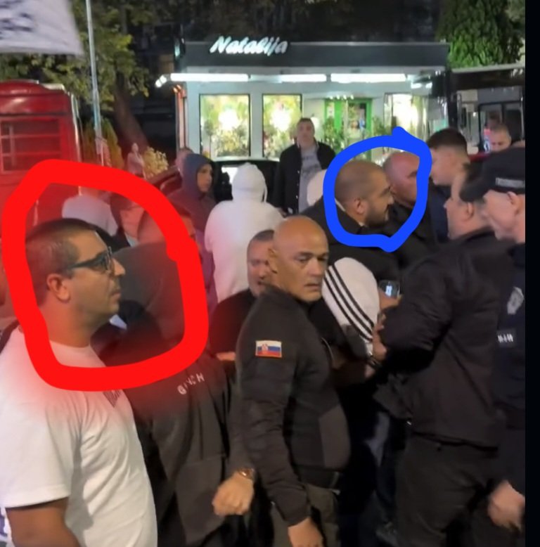 M2aja's tweet photo. Večeras je haos na Konjarniku pokušala da izazove ekipa ćacija iz Resnika. 
Medju njima su prepoznata i dva otmičara za kojim policija "traga",oba bila oči u oči s Obrenićem i nije ih uhapsio.
Crven zaokruzen poslednja slika dole levo, plavo zaokružen dole desno. https://t.co/EPe1CqaiEJ