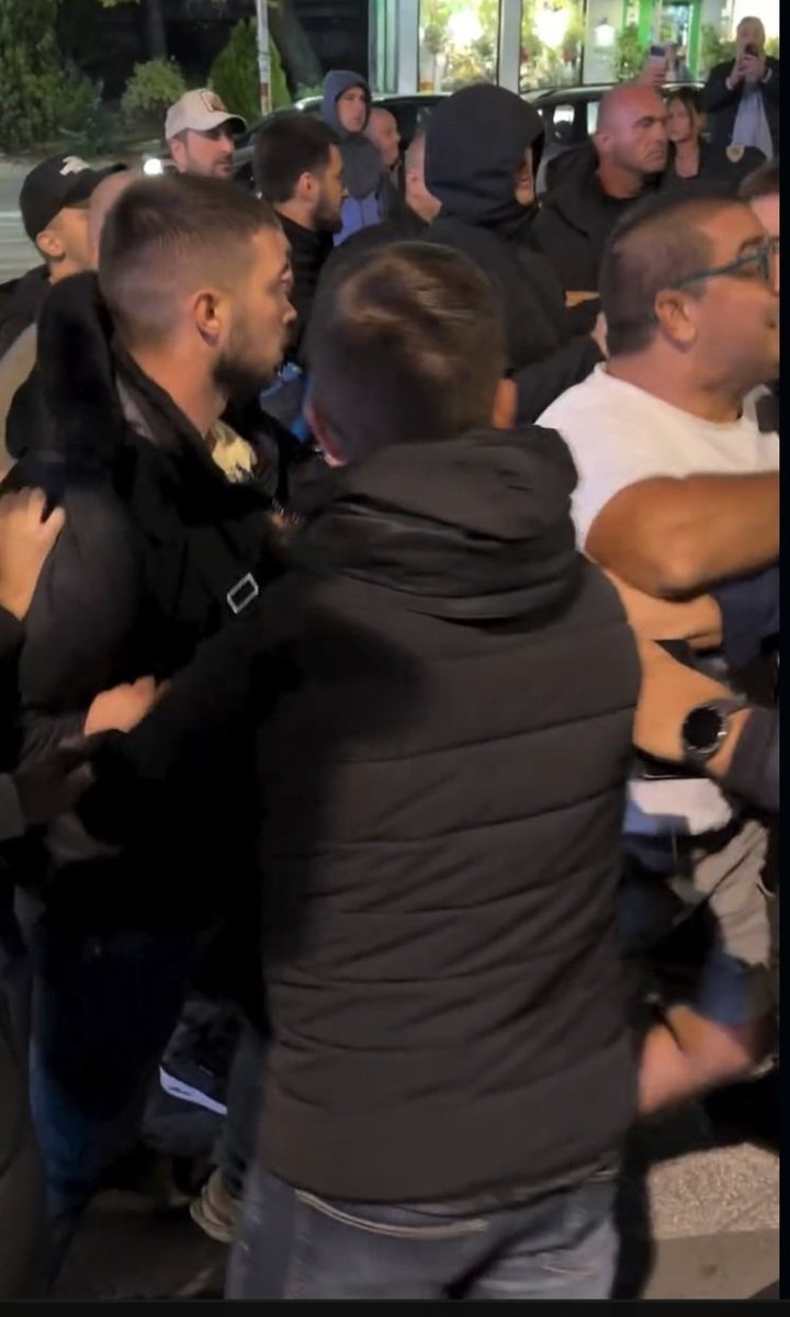 M2aja's tweet photo. Večeras je haos na Konjarniku pokušala da izazove ekipa ćacija iz Resnika. 
Medju njima su prepoznata i dva otmičara za kojim policija "traga",oba bila oči u oči s Obrenićem i nije ih uhapsio.
Crven zaokruzen poslednja slika dole levo, plavo zaokružen dole desno. https://t.co/EPe1CqaiEJ