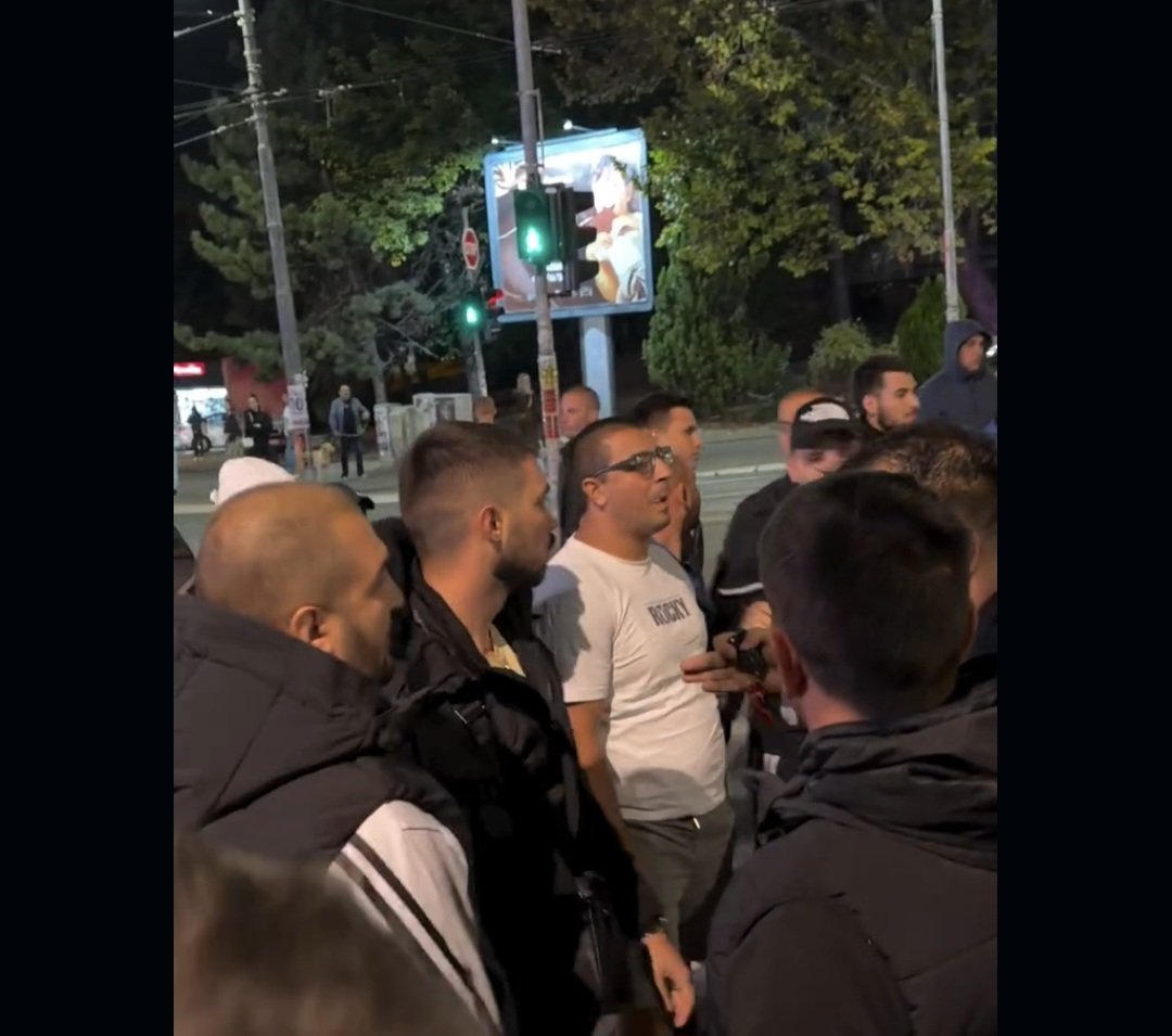M2aja's tweet photo. Večeras je haos na Konjarniku pokušala da izazove ekipa ćacija iz Resnika. 
Medju njima su prepoznata i dva otmičara za kojim policija "traga",oba bila oči u oči s Obrenićem i nije ih uhapsio.
Crven zaokruzen poslednja slika dole levo, plavo zaokružen dole desno. https://t.co/EPe1CqaiEJ