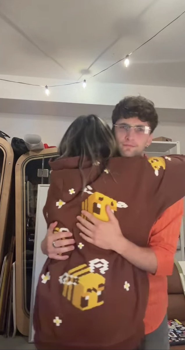Zrwoopi's tweet photo. When someone hugs me https://t.co/s4YTVxpDuZ