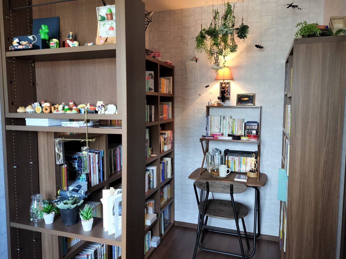 n__a__g__u's tweet photo. 家に読書室があるといつでもブックカフェごっこができます📖
りんご和紅茶 はちみつ入り🍯 https://t.co/3uNsBpNFyv