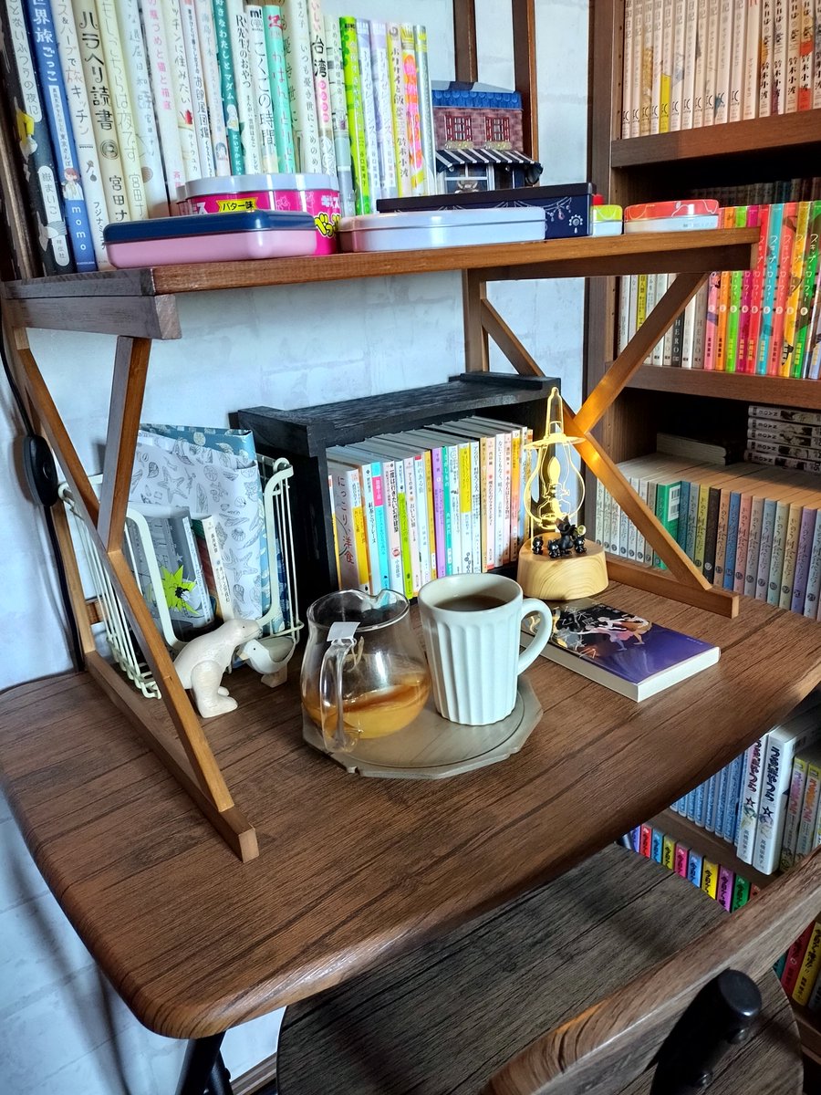 n__a__g__u's tweet photo. 家に読書室があるといつでもブックカフェごっこができます📖
りんご和紅茶 はちみつ入り🍯 https://t.co/3uNsBpNFyv