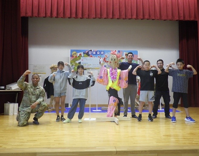 TDB_sns's tweet photo. ９月１８日、青森県つがる市立車力小学校���、児童と米軍車力通信所の軍人が制作した「かかし」の表彰式を行いました。
市民の皆さまによる投票の結果、金賞に選ばれたのは写真の作品です！
たくさんのご投票、ありがとうございました。 https://t.co/95TRvgmfyW