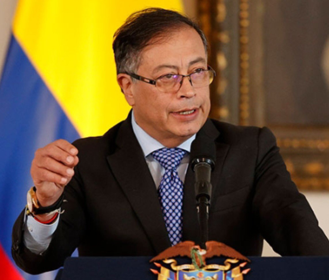 Elanalista256's tweet photo. 🚨 ATENCIÓN: El Pte Gustavo Petro le dijo a Abelardo de la Espriella que si abre las puertas de la reelección, lo va a enfrentar. Usted votaría por él 🇨🇴👇? https://t.co/FkblRHniE7