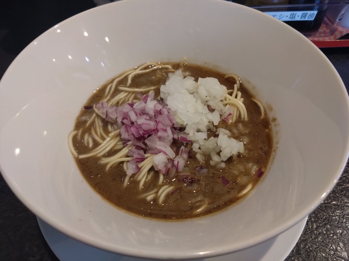 UmaimonH36303's tweet photo. にぼしら〜めんニボ太郎の濃厚煮干しが凄すぎた…！
ガツンと効いた煮干しの旨味に、刻み玉ねぎのシャキシャキ感が最高にマッチ👏
和え玉や白飯との相性も抜群で一気に完食！
煮干し好きなら絶対行ってほしい逸品✨
行ってみたくなったらコメントしてね👍
#飯テロ #ニボ太郎 #ラーメン #つくば https://t.co/S0shxLp0gi