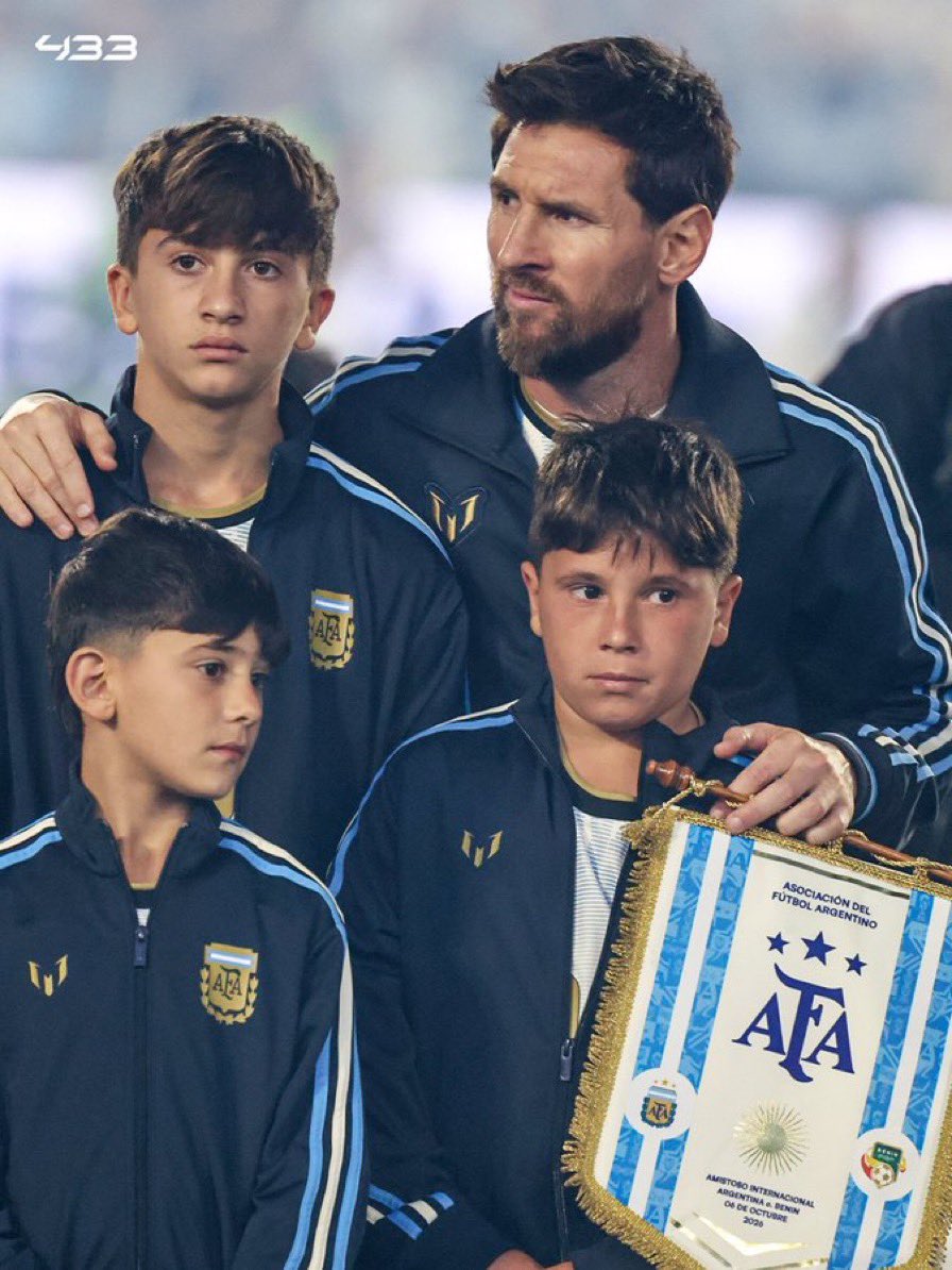 BongoBerta's tweet photo. MESSI JUNTO A SUS HIJOS EN EL HIMNO 👏🇦🇷 https://t.co/r45ffaeC2Q