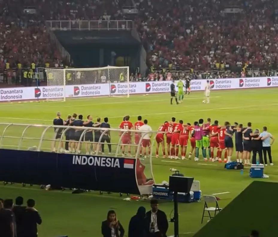 atmawiratna_'s tweet photo. Info yang beredar, sebelum berhasil menepis penalti, audero nyamperin wasit yg lagi ada di sebelah pemain thailand yg bakal nendang bola.

Audero bilang gini:
"Sit, kalo bola ini gak gol, indo langsung menang kan?" dan wasit mengiyakan..

Dia gak sedang benar2 bertanya, tujuan utamanya adalah agar pemain Thailand mendengar ucapannya. lu bayangin pemain Thailand yang mau nendang itu mentalnya sekoyak apa, dicengin kiper yang minggu kemaren baru nepis tendangannya Mbappe.