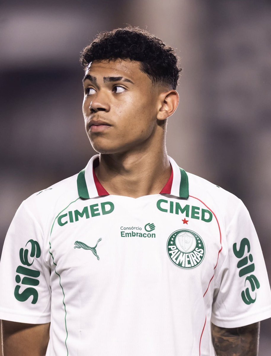 Verdao_infos's tweet photo. 🚨 Luis Pacheco recebeu propostas do exterior, segundo o coordenador da base do Palmeiras, João Paulo Sampaio.

As ofertas, porém, foram recusadas pelo clube.

O PSG observa o atleta. Maduro, o jovem prefere evitar pensar em tudo isso.

“Quero continuar evoluindo, conquistando meu espaço e ajudando o clube. O que acontecer no futuro vai ser consequência do trabalho que eu fizer agora.

Todo jogador tem sonhos e objetivos para a carreira, mas hoje meu foco está totalmente no Palmeiras.”

O Palmeiras entende o potencial de Luis Pacheco e trabalha pelo crescimento do atleta antes de pensar em uma negociação.

🗞️ @itatiaiaesporte | @rafaaoliva_
📸 Reprodução