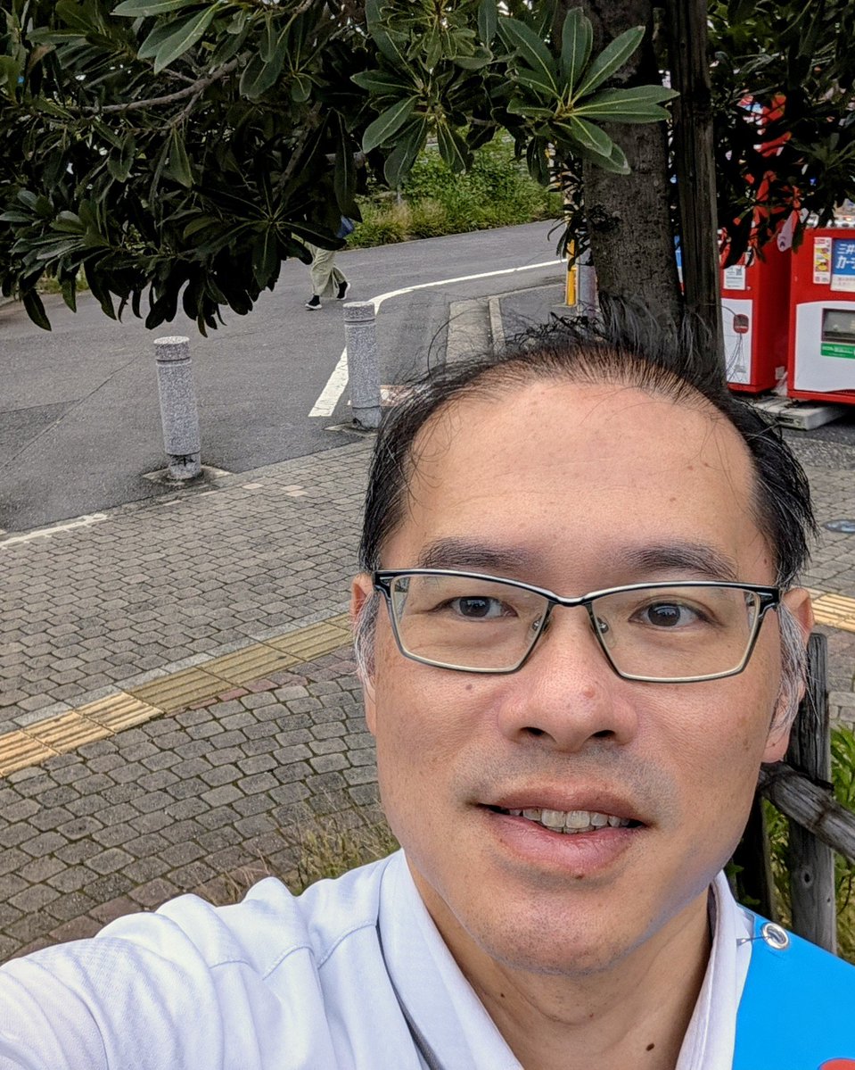 akihiko_hoshuto's tweet photo. 今朝は南浦和駅西口にて、旗見せとご挨拶を実施しました。
​この時間帯の西口での活動は初めてだったのですが、通勤や通学に向かわれる大変多くの方にご挨拶できて本当に良かったです。
地域の皆様に日本保守党を知っていただけるよう、これからも地道に活動を続けてまいります。お近くで見かけた際はぜひよろしくお願いいたします。
#日本保守党 #さいたま市南区 #森陽彦 #森あきひこ #もりあきひこ
