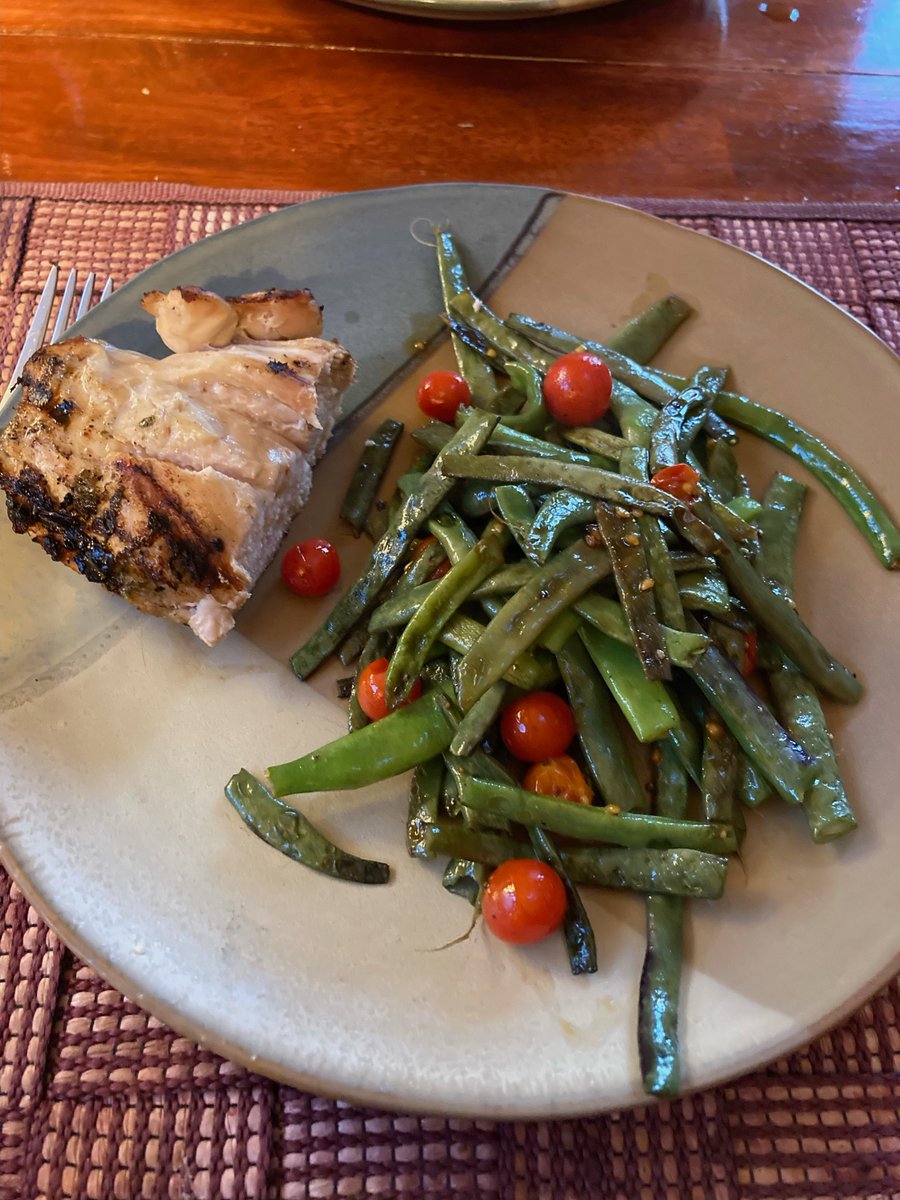 MidgeGoldberg's tweet photo. Last harvest before tonight's frost (the green beans and the tomatoes, not the chicken) https://t.co/ZzySWqaM15