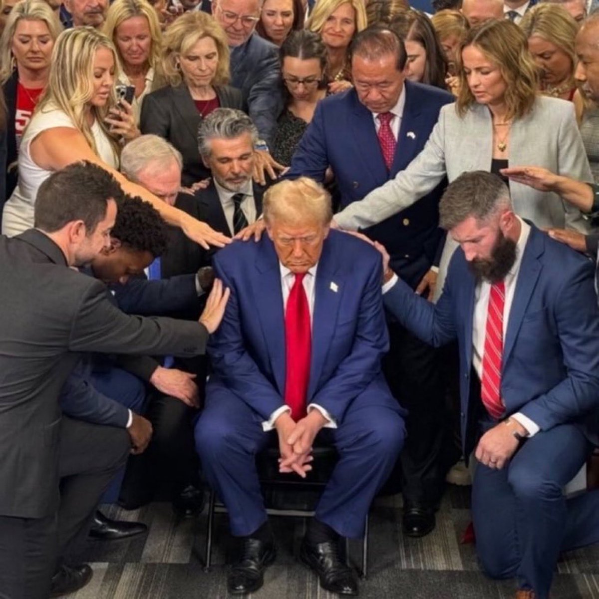 68262k76's tweet photo. PRAY FOR PRESIDENT TRUMP. HE’S TAKING ON THE DEMOCRAT DEEP STATE 🙏 https://t.co/lWV08LNFOq