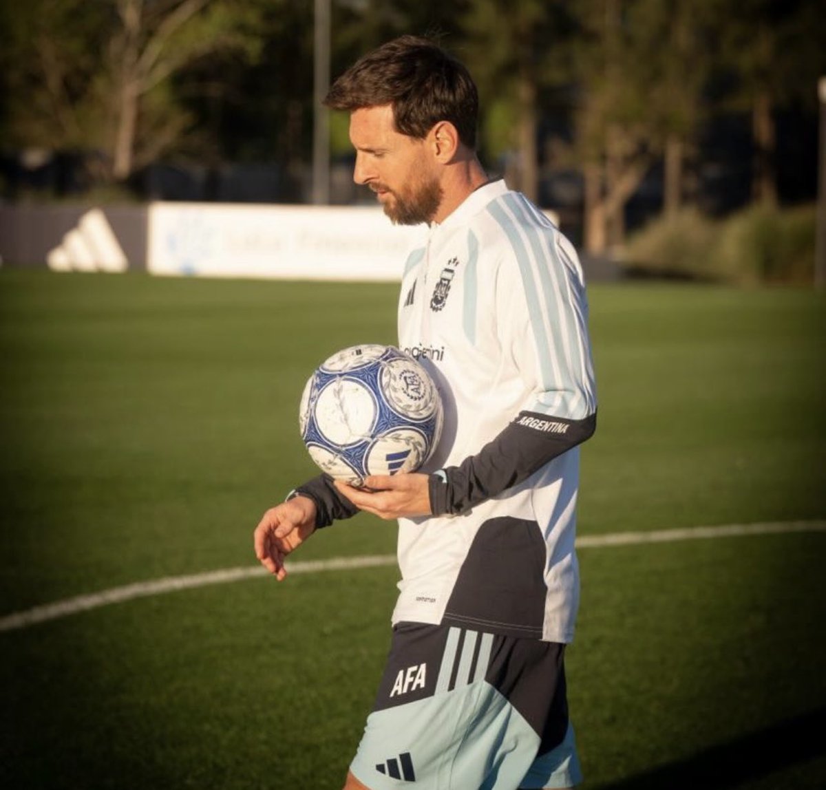 MadridistaBene's tweet photo. The amount of help this man has received in his career needs to be studied. 😂 A very big fraud. Fifas princess indeed☹️ https://t.co/fdfYayfmIM