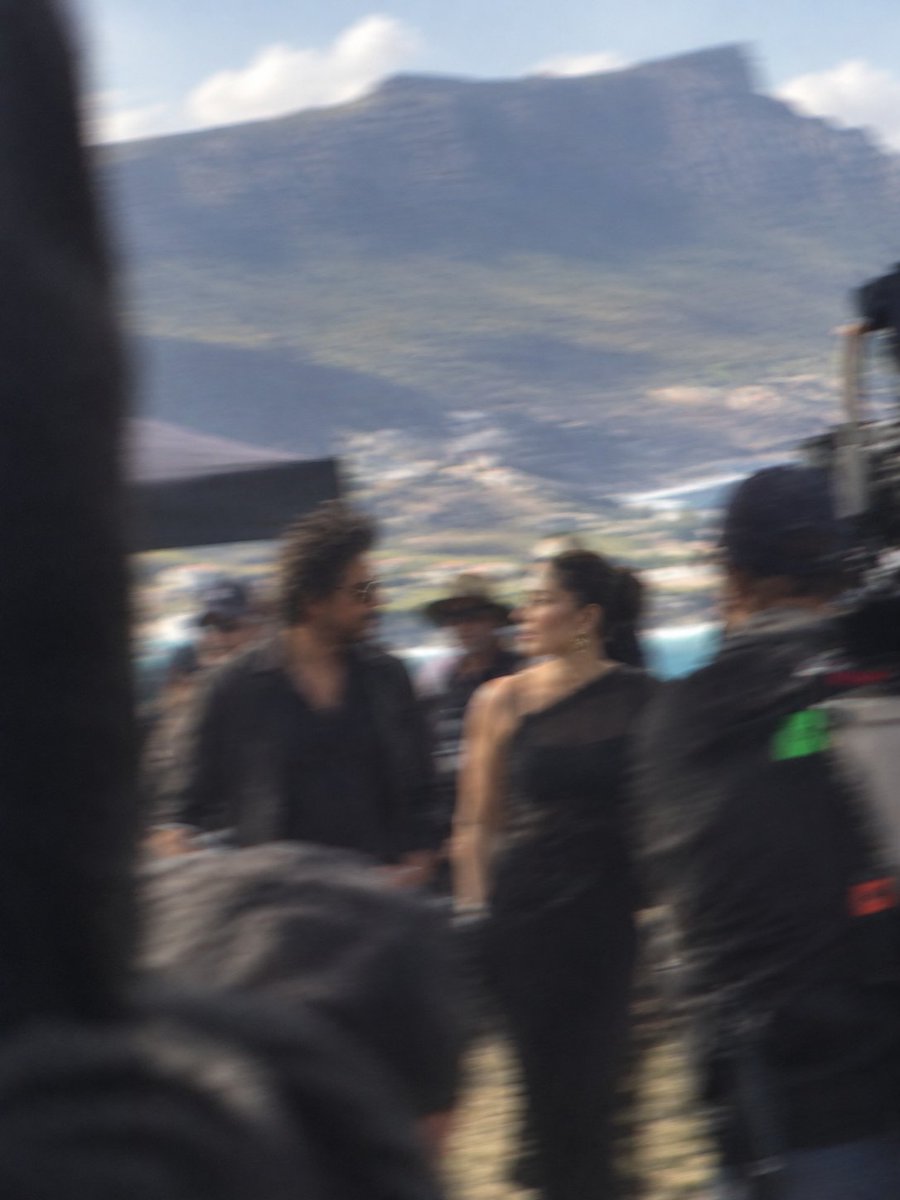 ClipTweets10's tweet photo. 🚨#KING Leak

#ShahRukhKhan and #KareenaKapoor shooting a song in south Africa.. 

For upcoming film king https://t.co/QP67hYVITp