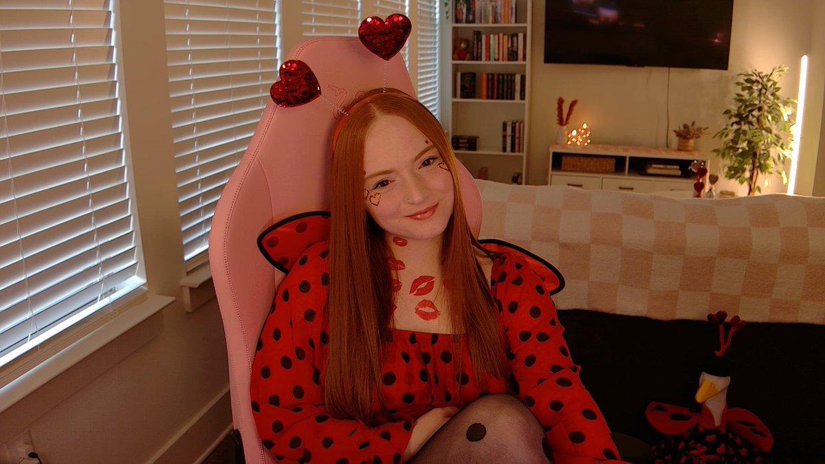 thedeartella's tweet photo. @HappyHappyGal maybe i’ll be a spooky love bug this time? 🐞🕷️👻 me and gary would love to fulfill the prophecy!!! 🔮🪿 https://t.co/GFeLfXMsEo