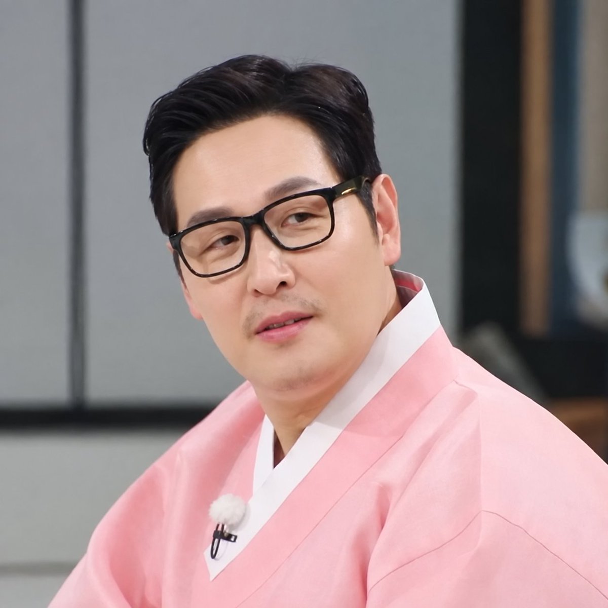 wldbwls831's tweet photo. 소높 부부 2세 돌잔치가 보고 싶다
그냥 녬부멤들과 아기의 조합이 보고 싶음
부부 한복 차려입고(결혼식때 입은)
아가도 한복 입은거 너무 귀여울것 같음 https://t.co/eHQsrY0p1e