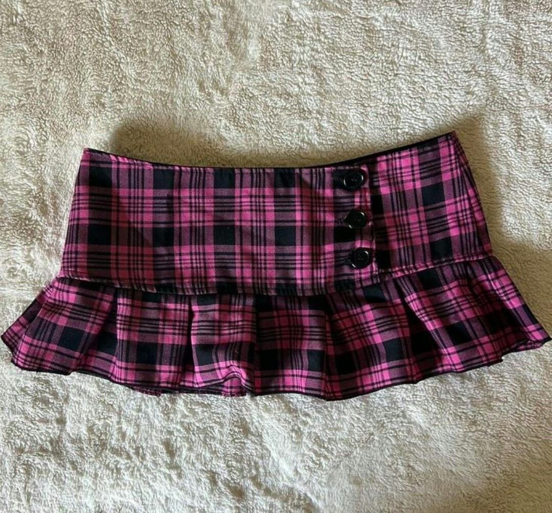 pinkpastrydoll's tweet photo. pink and black plaid is so cutie adorable omg i need to first one so bad https://t.co/PHsuQlsVK0