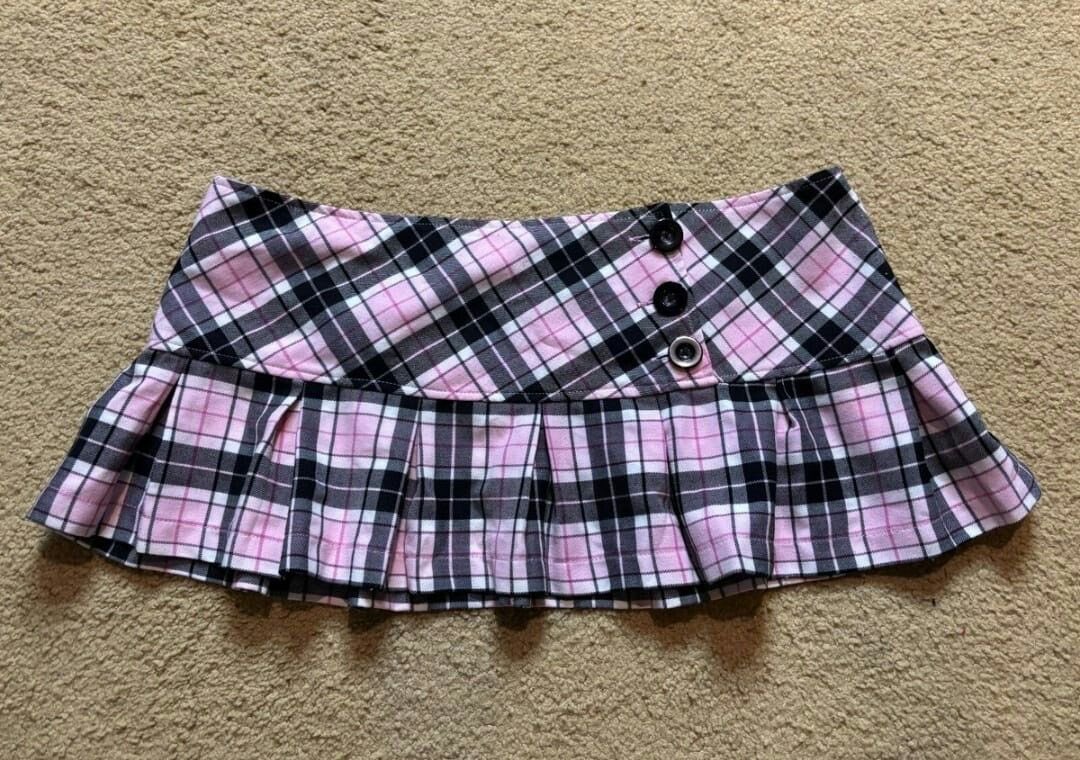 pinkpastrydoll's tweet photo. pink and black plaid is so cutie adorable omg i need to first one so bad https://t.co/PHsuQlsVK0