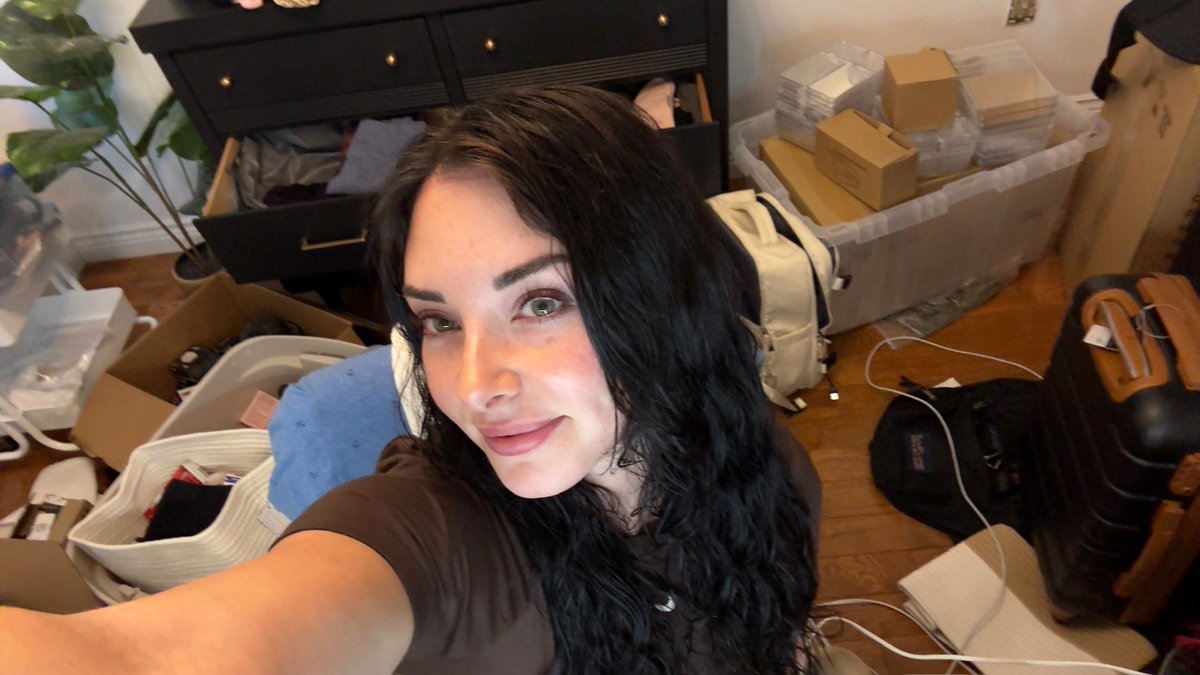 MorganVeraaa's tweet photo. ignore the chaos behind me… we’re focusing on the face 😌 https://t.co/XIX2e9JHf3