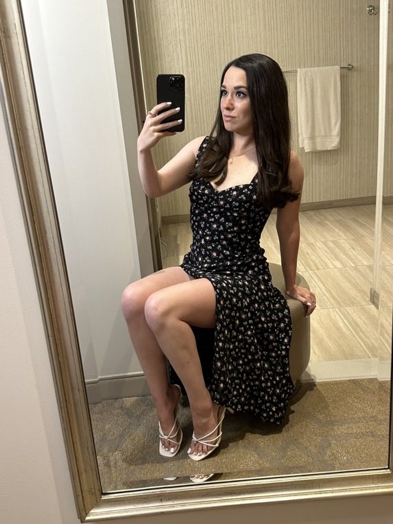 ArayaAlaana's tweet photo. ❤️🥰 Floral sundress to show off my legs. https://t.co/QcSJpRdAqc