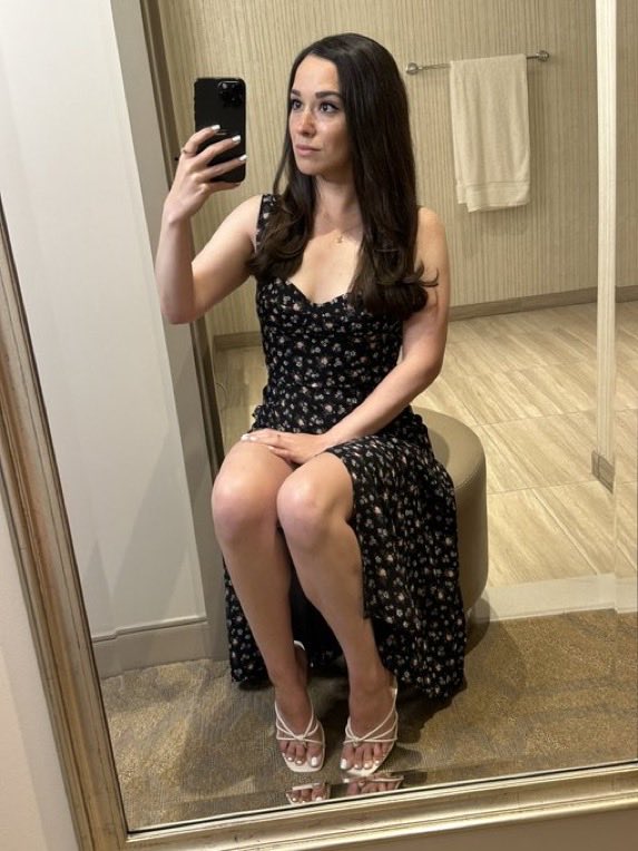 ArayaAlaana's tweet photo. ❤️🥰 Floral sundress to show off my legs. https://t.co/QcSJpRdAqc