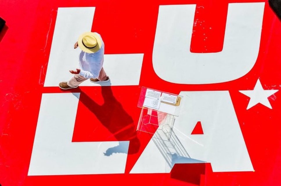 adelabrasill's tweet photo. 🚨PESSOAL, infelizmente não adianta falar sobre Lula apenas em nossas bolhas. Precisamos FURÁ-LAS. O boca a boca é a chave para conseguirmos vencer no final do mês.

E COMO FAZER ISSO?

Estão vendo a união #FandomsComLula? Estão postando informações IMPORTANTÍSSIMAS sobre cada governo e é preciso que vocês as COMPARTILHEM em grupos, chats e Status do WhatsApp, Facebook, TikTok, Stories do Instagram e onde vocês acreditarem que vai alcançar mais pessoas.

🧶 Segue a thread de informações necessárias para compartilhar em redes sociais: