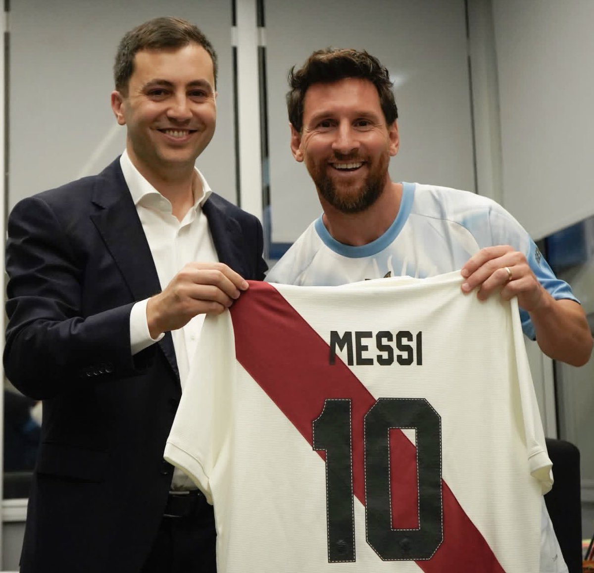 Dynasty_FTBall's tweet photo. 🔴⚪️ Official: Lionel Messi has been named an Honorary Member of River Plate.

Accompanied by club president Stefano Di Carlo, Messi received the membership card recognizing him as an Honorary Member, a commemorative plaque and the Manto Sagrado with his name on it. @RiverPlate https://t.co/7RVkNi1UWb