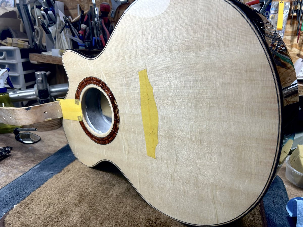 KeystoneString1's tweet photo. 次はこの子！
みんな大好きマダガスカルローズとフィギアードジャーマン！
このマダガスカルは１０年近く前にスペインの業者さんから買ったヤツ。エキゾチックな杢目が素敵です。
トップも完全柾目で言うことなし！
音がどうなるか、、、、！楽しみ！ https://t.co/V3RgQ11Cr3