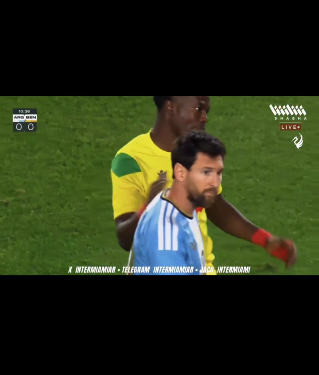 Olusoji_01's tweet photo. The match was paused in the 10th minute so the whole stadium could rise and applaud Messi ❤️‍🩹

In Argentina, Messi is treated like a football god  #RUSNGA https://t.co/EIONNolgad