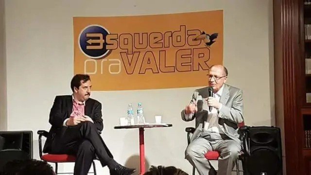 Gansomor's tweet photo. @republiqueBRA Engraçado, tem um tucano na faixa, tem o azul e amarelo do PSDB, diz claramente ESQUERDA e tem um ex governador do PSDB. https://t.co/0WxByHunLx