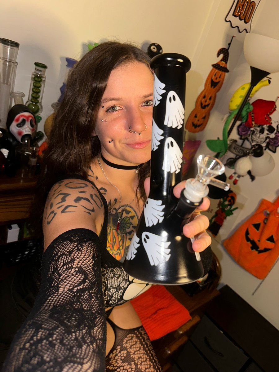 stoneyremmy's tweet photo. Tis the season 👻🖤💨 https://t.co/GTJLuZCpdp