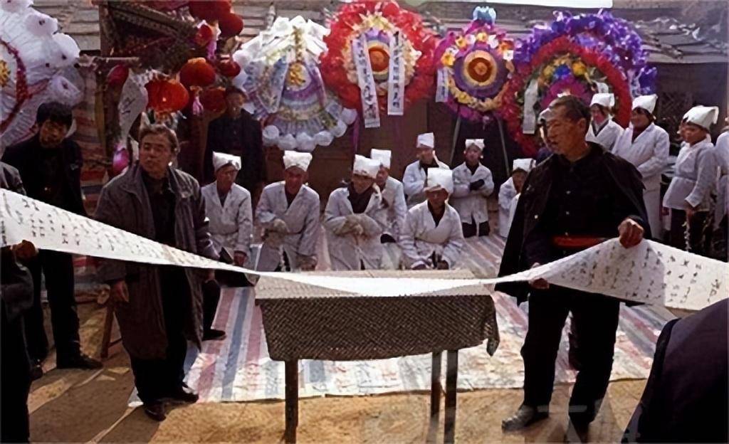 silvi_ahh's tweet photo. The coffin sways, and scattered funeral papers flutter as monks chant prayers solemnly. https://t.co/6d31orzTDc
