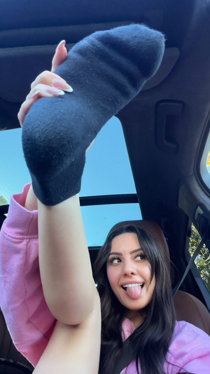 prettygetspaidd's tweet photo. socks or barefooted? https://t.co/7mUwglC4KS